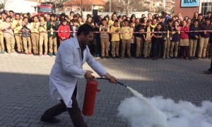 Kırkağaç’taki yangın tatbikatı ile öğrenciler bilinçlendiriliyor