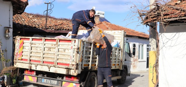 Kırkağaç Belediyesi’nden ihtiyaç sahiplerine yakacak yardımı