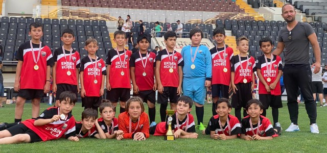 Kırkağaç Acar İdman Yurduspor U-10 takımı  Akhisar’da turnuva şampiyonu oldu