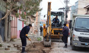 Doğalgaz için kazılan yolları belediye ekipleri onarıyor